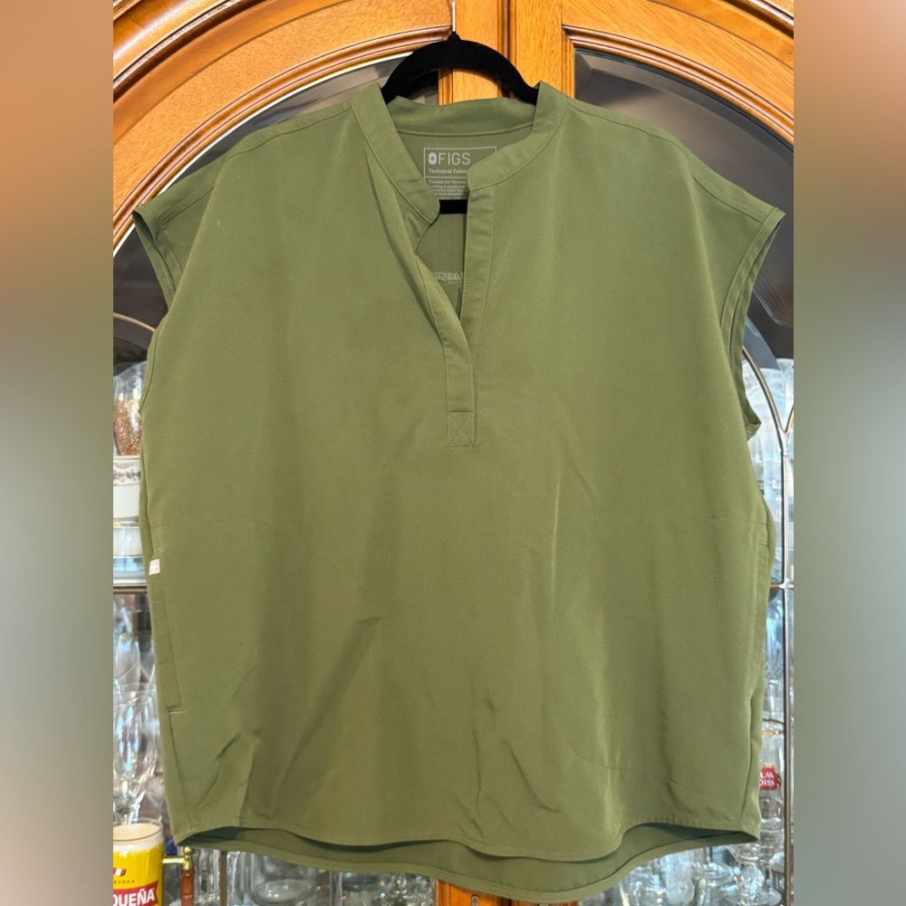 Figs Rafaela Scrub Top L in Dark Olive